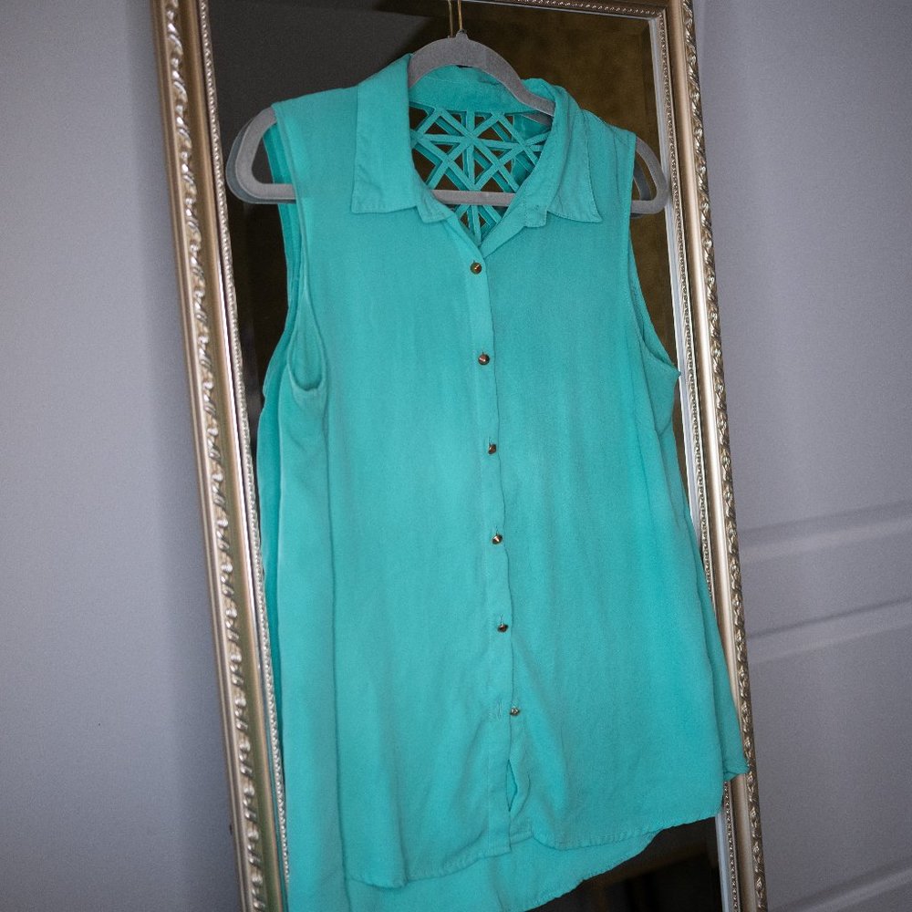 Metaphor Sleeveless Button up Blouse with Back Cutout (Lg)